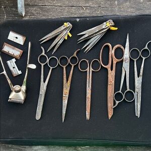 Vintage (4) scissors (2) thinning shears 
(14) extra blades manual clippers